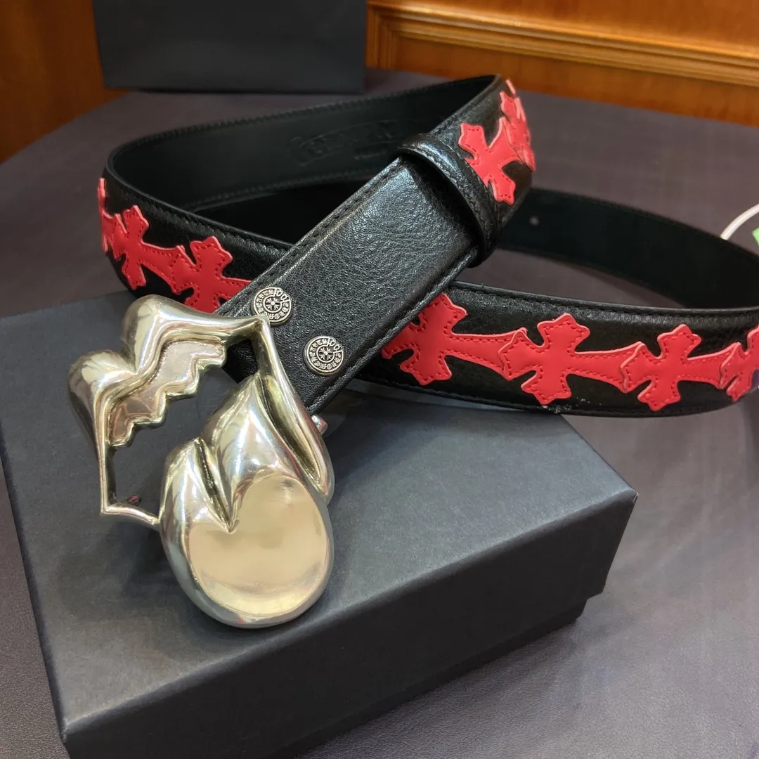 💰760💰Full package💰 💍purchasing grade pure copper silver plated 925 fidelity version 𝐂𝐡𝐫𝐨𝐦𝐞𝐇𝐞𝐚𝐫𝐭𝐬 Crow heart detachable style The Big Tongue's pure copper silver-plated 925 hardware has an old and rough style. During production, the black color after oxidation of 925 silver is deliberately retained, and then polished to form a shiny silver surface with soft gray and black shadows. The layering is very obvious. The imported oil-waxed leather is spliced ​​with colorful crosses, integrating rock punk, goth, street hip-hop and other elements. Its design style is unique and full of mystery and luxury.  Width 3.8cm.